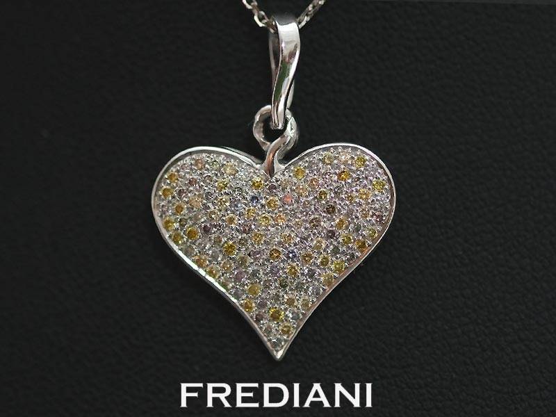 Pendentif en or blanc serti de 114 diamants naturels