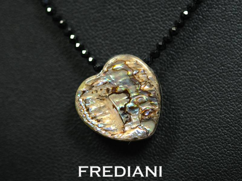 Collier en nacre abalone et spinelles noirs