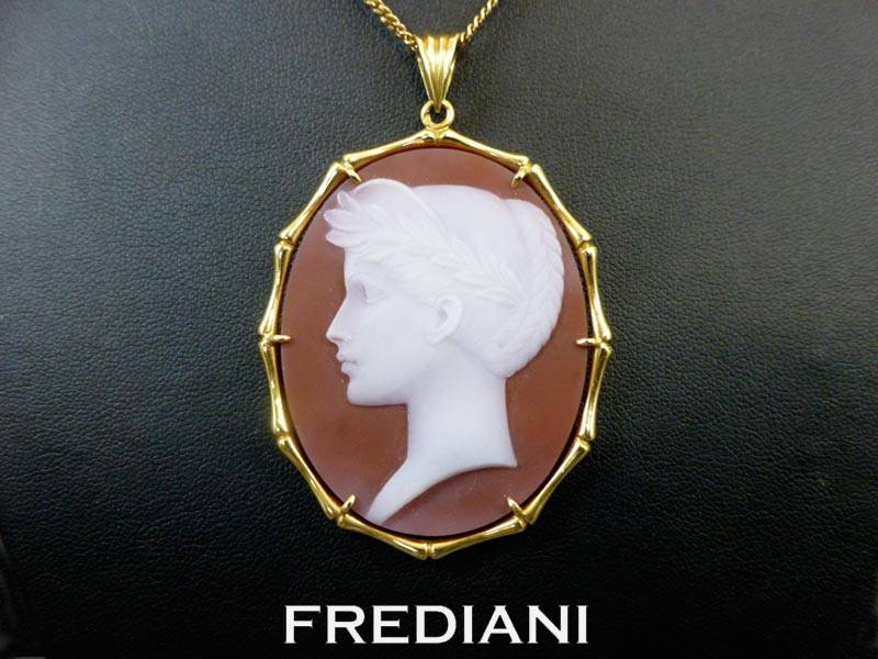 pendentif en or jaune et camee en agate