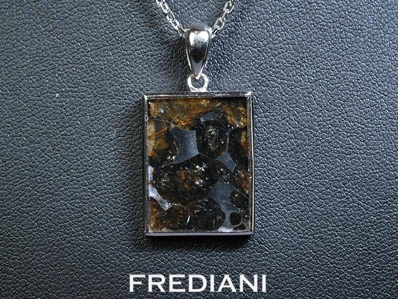 Pendentif et chaine en argent serti d'une tranche de météorite pallasite SERICHO en provenance du Kenya.