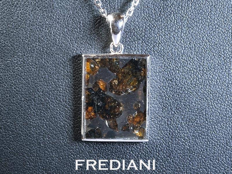 Pendentif en argent 925/000 serti d'une tranche de météorite pallasite SERICHO d'origine du Kenya. 