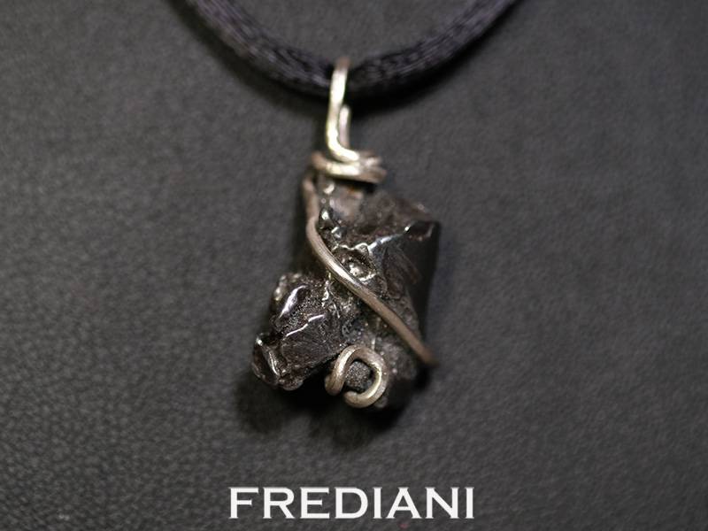 Pendentif en argent 925/000 serti d'une pépite de la météorite Campo del Cielo d'Argentine