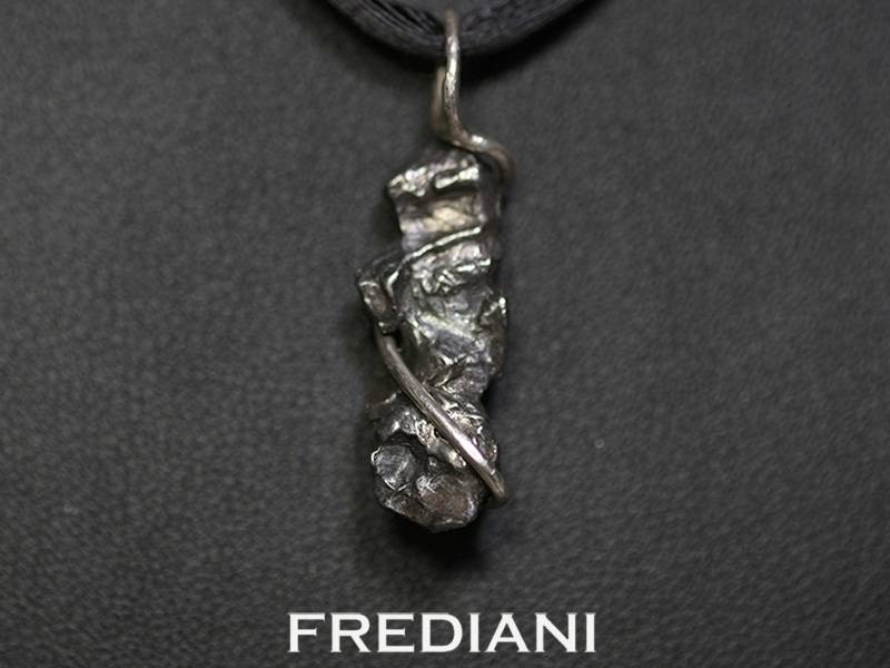 Pendentif en argent 925/000 serti d'une pépite de la météorite Campo del cielo d'Argentine
