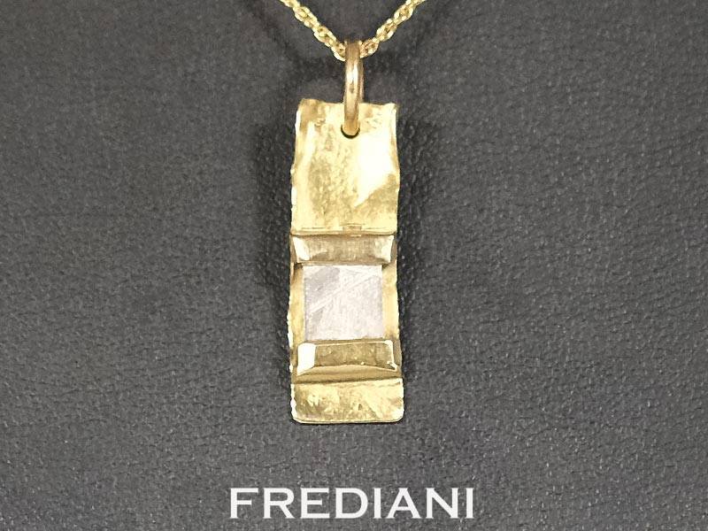 Pendentif en Or jaune avec une plaque de la Météorite Gibeon