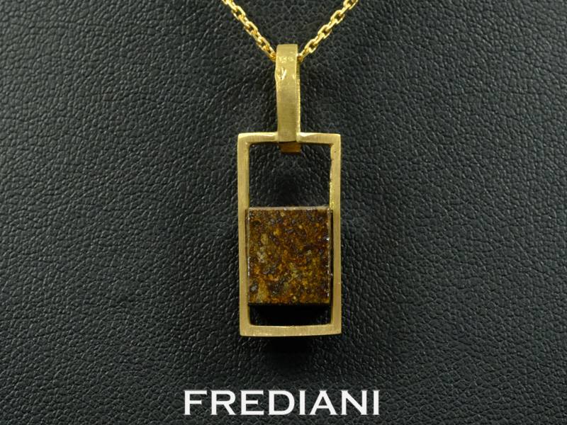 Pendentif en or jaune vec une météorite type chondrite