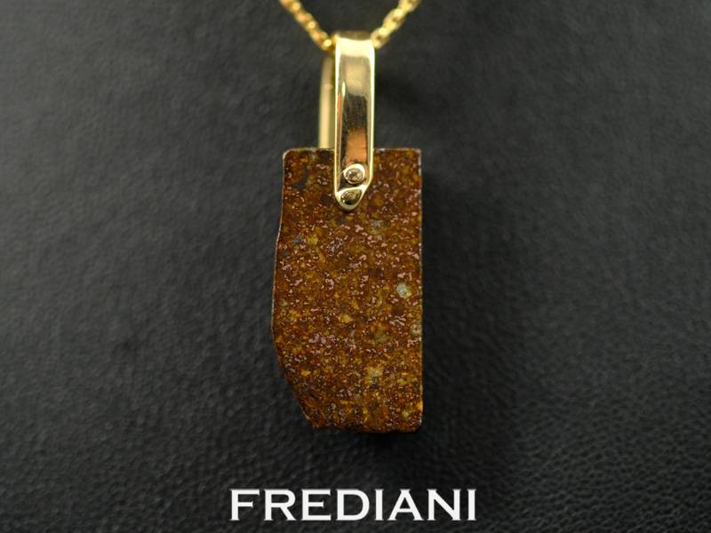 Pendentif en or jaune et météorite type chondrite
