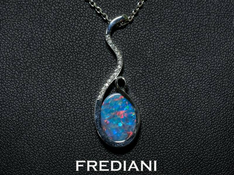 Pendentif or blanc serti d'une opale d'Australie et 16 diamants