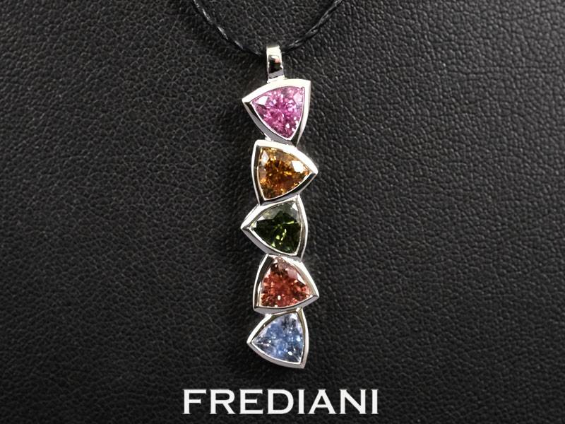 Pendentif en or blanc 750/000 serti de 5 saphirs naturels troïdias naturels.