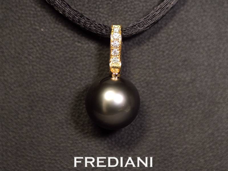 Pendentif en or jaune 750/000 avec une perle de culture grise de Tahiti de 11.5 mm accompagnée de 5 diamants naturels