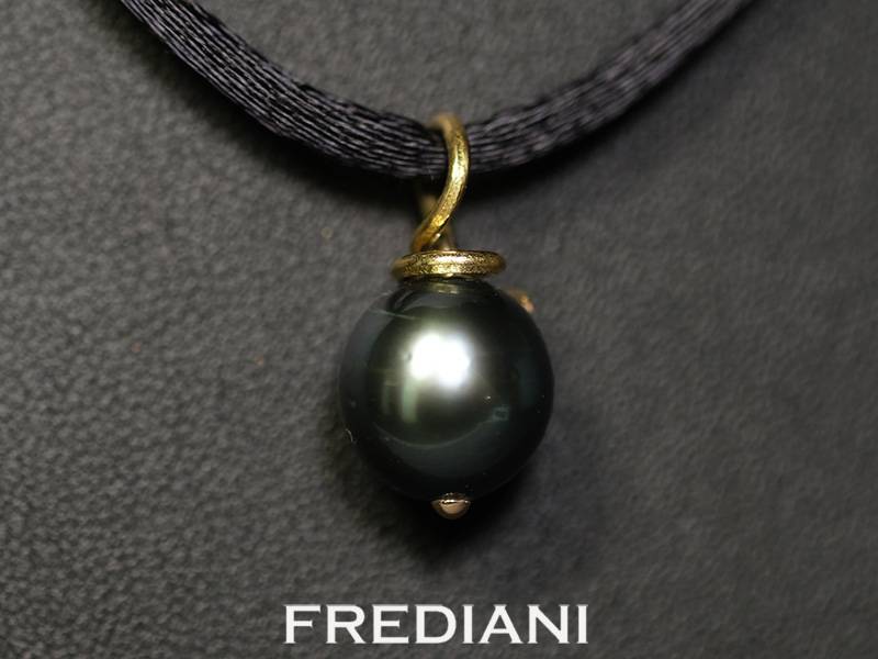 Pendentif en or jaune 750/000 avec une perle de culture noire de 10.5 mm en provenance de Tahiti