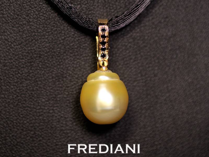 Pendentif en or jaune 750/000 avec une perle de culture dorée des Philippines accompagnée de 5 diamants noirs