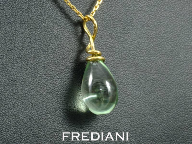 pendentif en or jaune et pampille en quartz vert