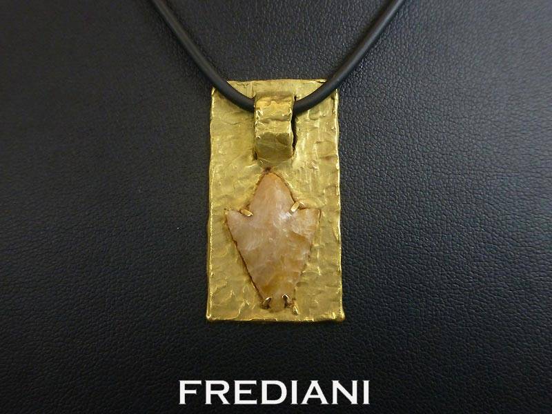 Pendentif en or jaune et pointe de flèche en silex