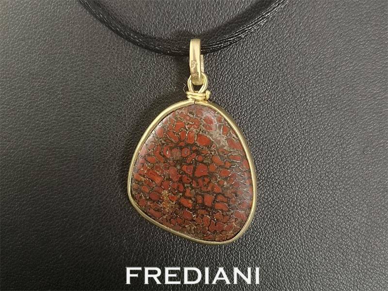 Pendentif en or jaune et os de dinosaure