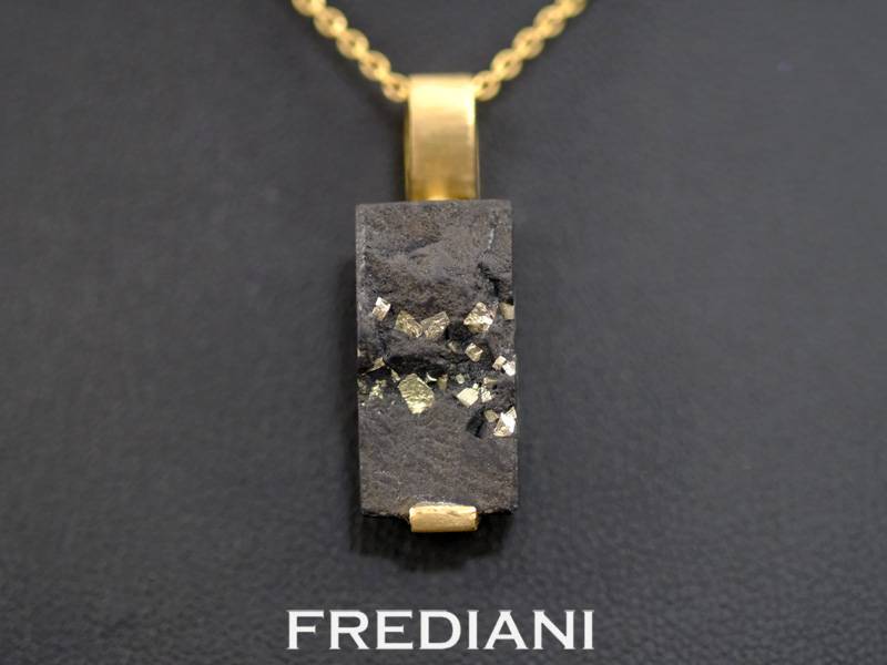 pendentif en or jaune avec une plaque d'ardoise incrustée de pyrite