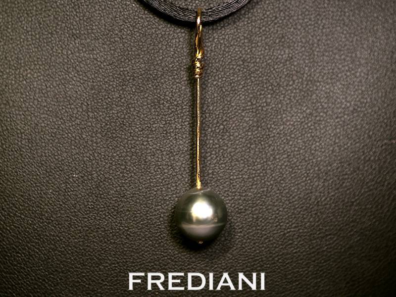 Pendentif en or jaune 750/000 et perle de culture noire de 10.5 mm en provenance de Tahiti