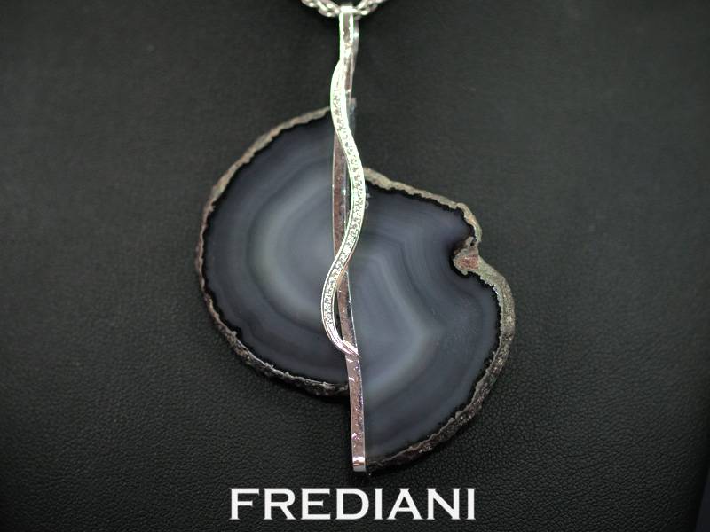 Pendentif en or blanc avec une tranche d'agate naturelle et 28 diamants