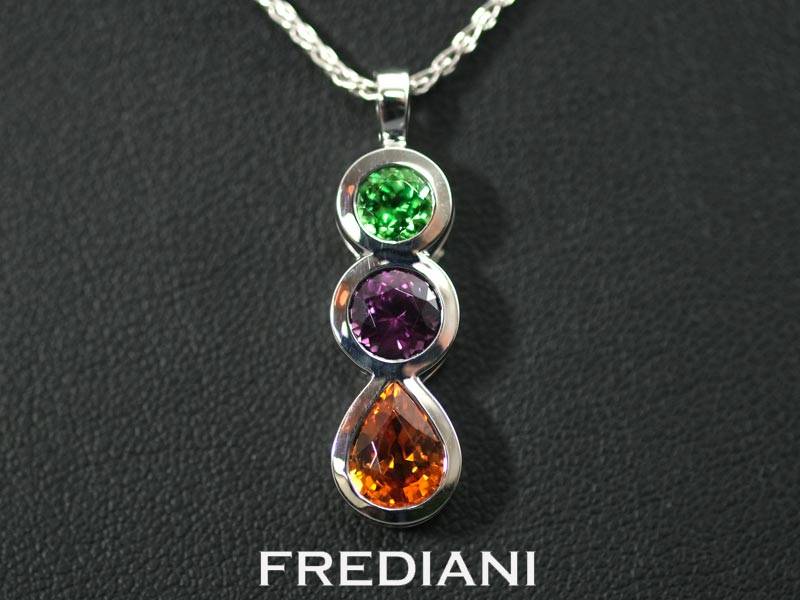 Pendentif en or blanc et grenats naturels
