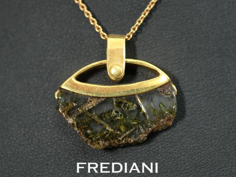 pendentif en or jaune et quartz a inclusion d'epidote