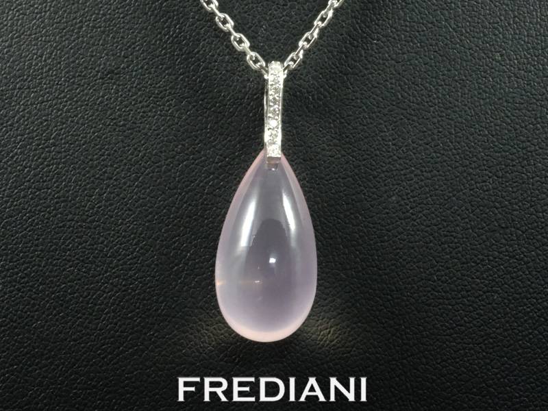 Pendentif en or blanc avec une pampille en quartz rose et 11 diamants