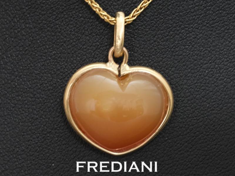Pendentif saint valentin en or jaune et agate naturelle