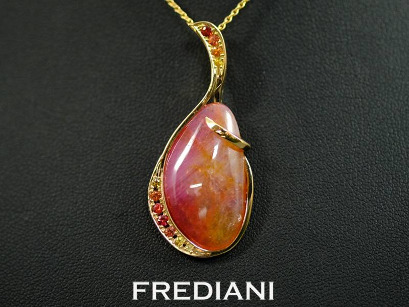 Pendentif en or jaune avec un saphir cabochon multicolore naturel et 11 saphirs jaunes orangés