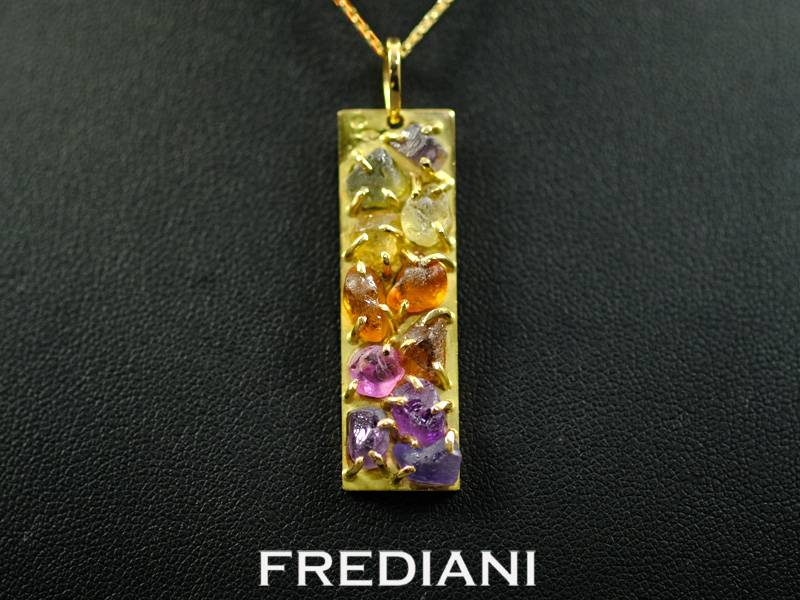 Pendentif en or jaune 750/000 serti de 11 saphirs bruts naturels 