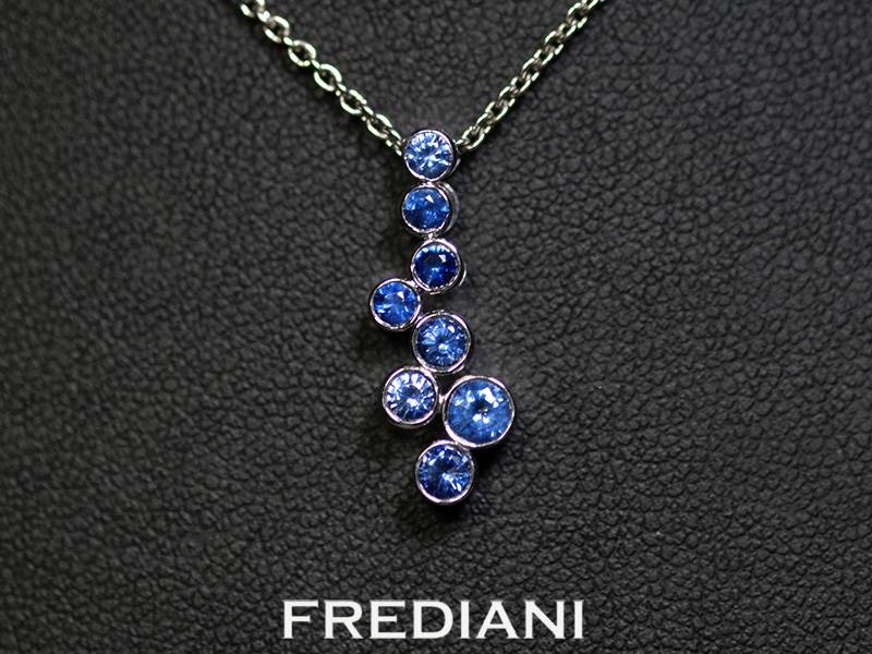 Pendentif en or blanc 750/000 serti de 8 saphirs bleus ronds