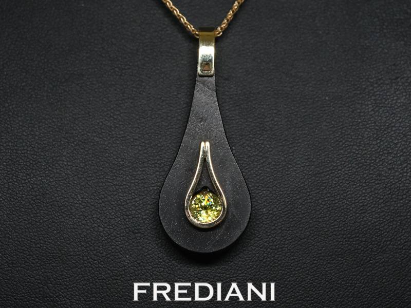 Pendentif en ébène serti d'un sphène naturel sur or jaune