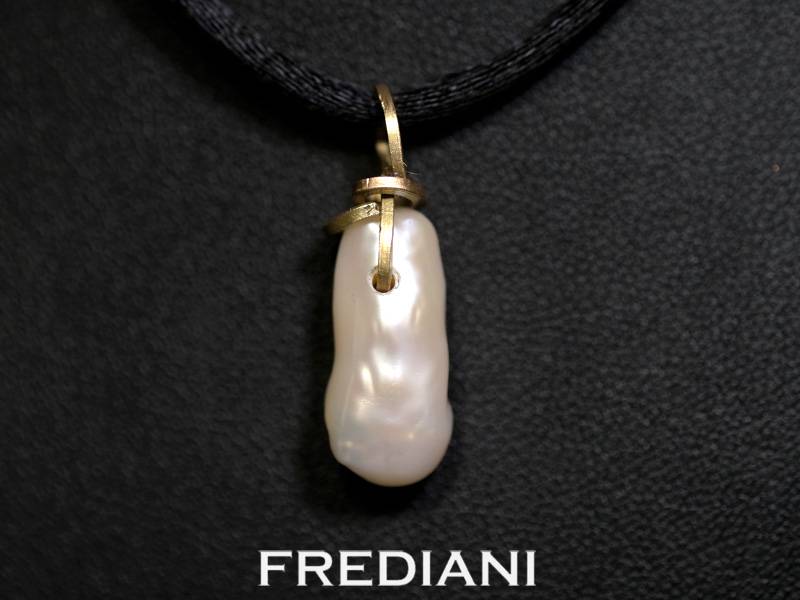 Pendentif en or jaune 750/000 et perle de culture baroque