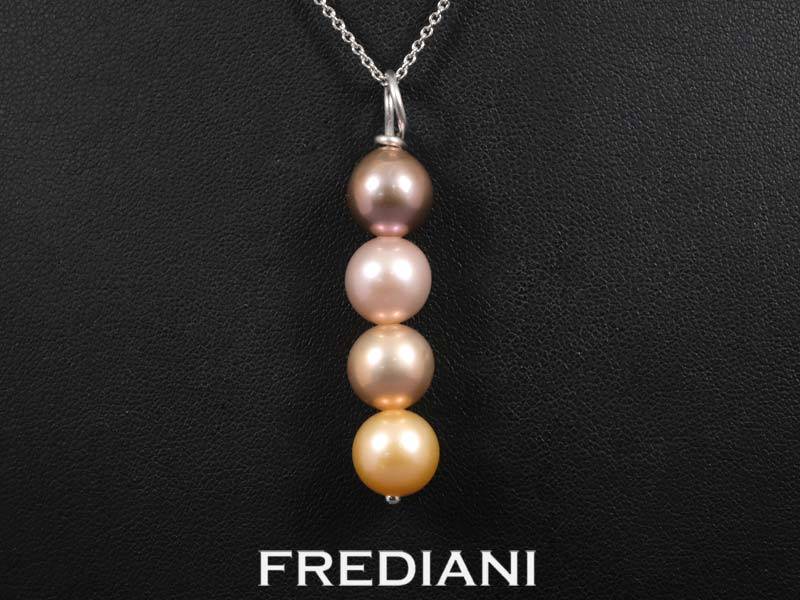 Pendentif en or blanc avec 4 perles d'eau douce