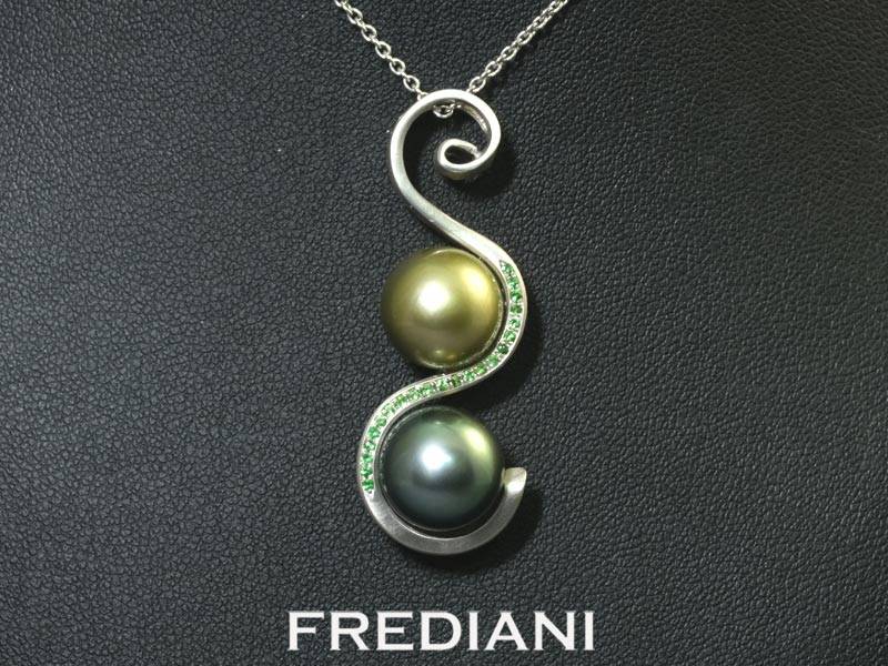 Pendentif en or blanc 750/000 avec 2 perles de TAHITI accompagnées de 25 grenats verts de la variété tsavorite.