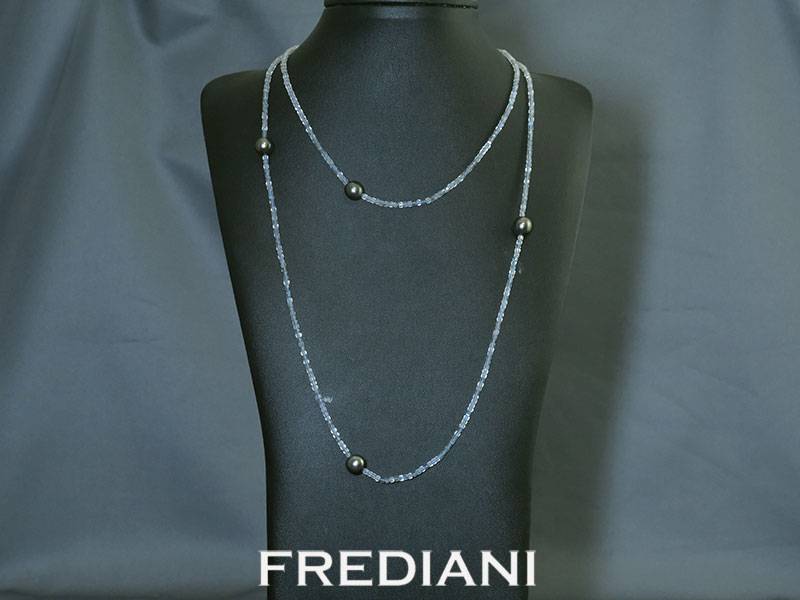 Sautoir en pierres de lune, perles de Tahiti et fermoir en or blanc