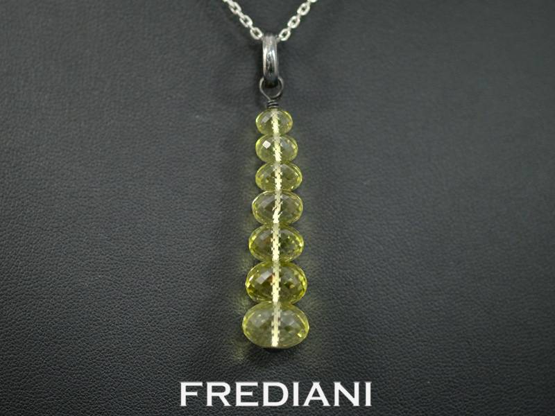 Pendentif en argent 925/000 avec 7 boules facettées en quartz lemon.