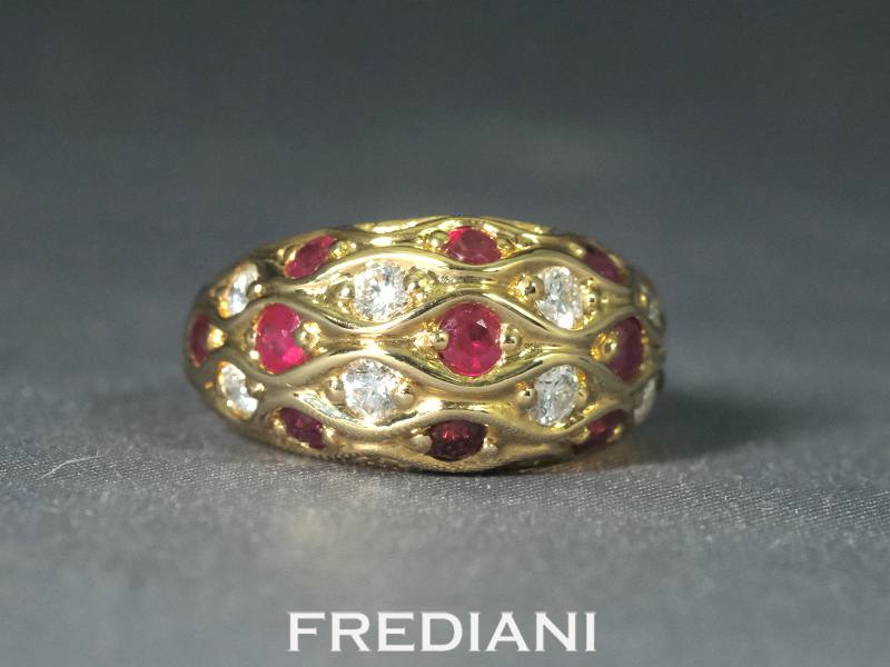 Bague en or jaune 750/000 sertie de 11 rubis ronds et 8 diamants naturels taille brillant.