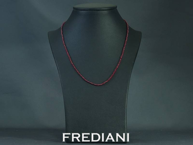 Collier en rubis taillé en boule et fermoir en or jaune 750/000.