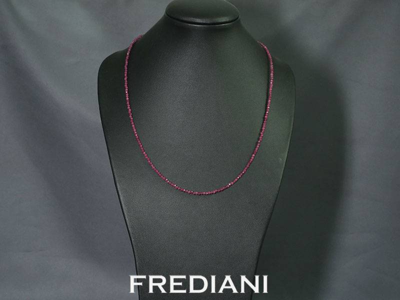 Collier en boules de rubis et fermoir en argent 925/000