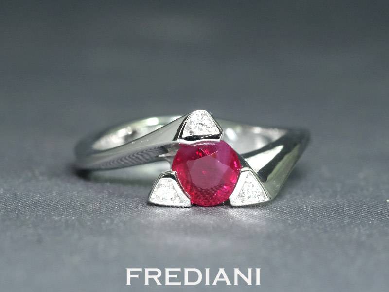 Bague en or blanc 750/000 sertie d'un rubis rond et 3 diamants naturels.