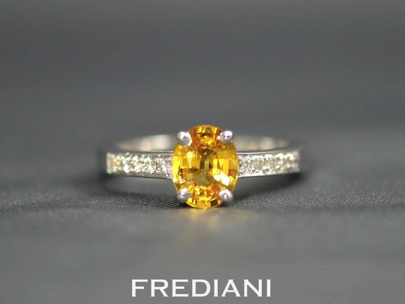 Bague en or blanc saphir jaune naturel certifié et diamants