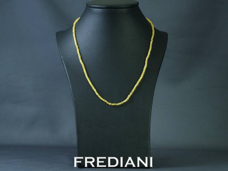 Collier en saphir jaune et fermoir en or jaune