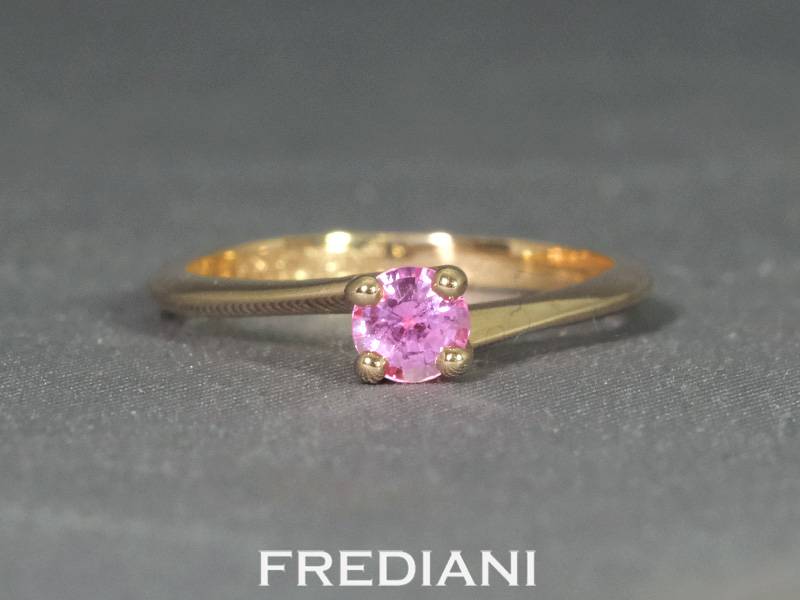 Solitaire en or rouge 750/000, serti d'un saphir rose rond.