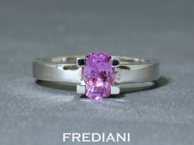 Bague en or blanc 750/000 sertie d'un saphir violet coussin.