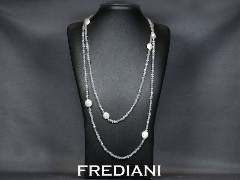 Sautoir en perles facettées de labradorites naturelles et 6 perles Keshi avec un fermoir en argent 925/000.