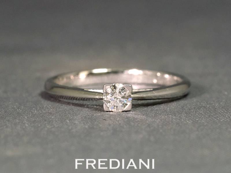 Solitaire diamant de 0.16 carat GVS, serti sur de l'or blanc 750/000.