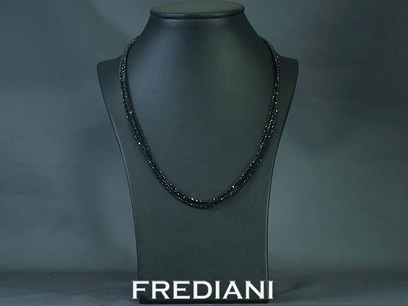 Collier de 3 rangs en boules de spinelle noir finement facetté et fermoir en argent 925/000