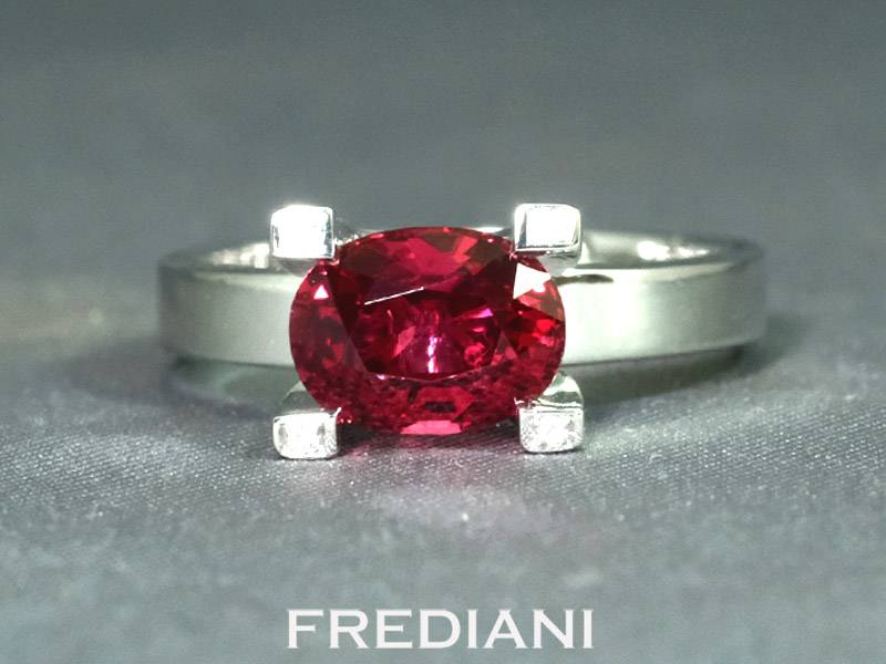 Bague en or blanc sertie d'un spinelle rouge et 4 diamants naturels