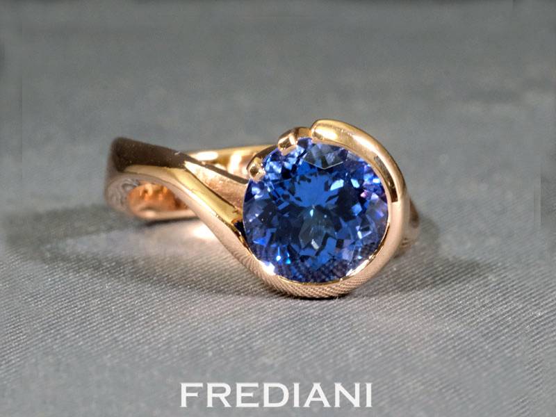 Bague en or rouge sertie d'une tanzanite ronde
