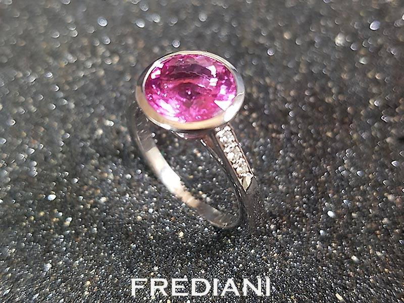 Bague en or blanc, tourmaline rose et diamants