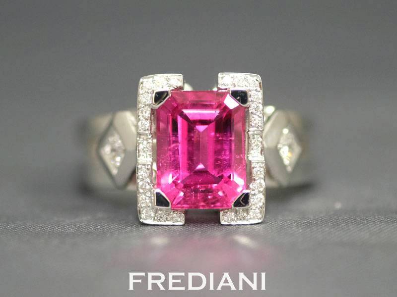 Bague en or blanc sertie d'une  tourmaline rose intense et 28 diamants