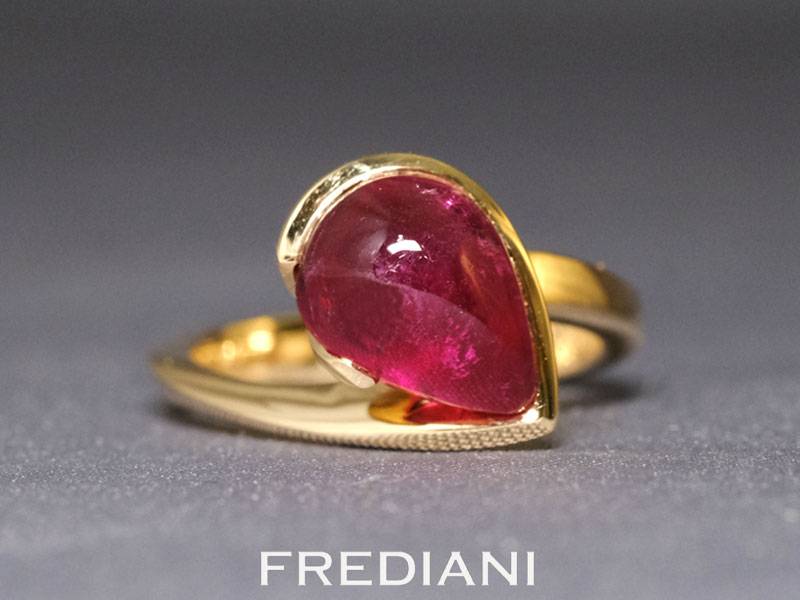 Bague en or jaune sertie d'une tourmaline rouge cabochon